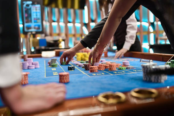 Live Qiu Qiu table with dealer and multiple player seats on istana2000 platform